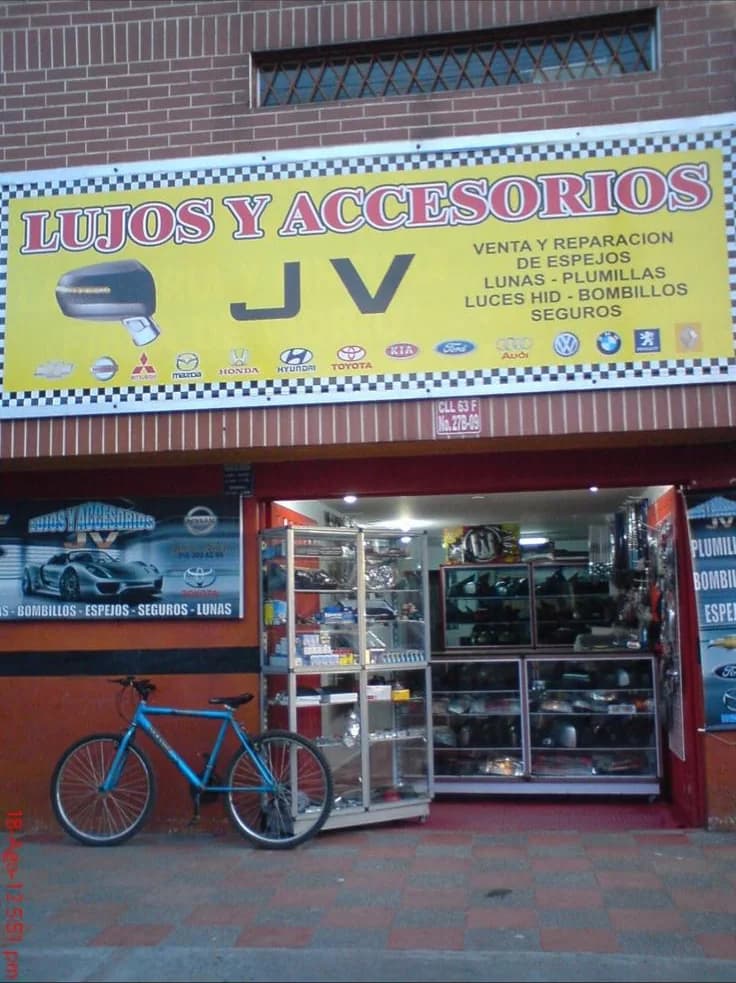 Fachada de Lujos y Accesorios JV en Bogotá, con su aviso amarillo y la entrada al local